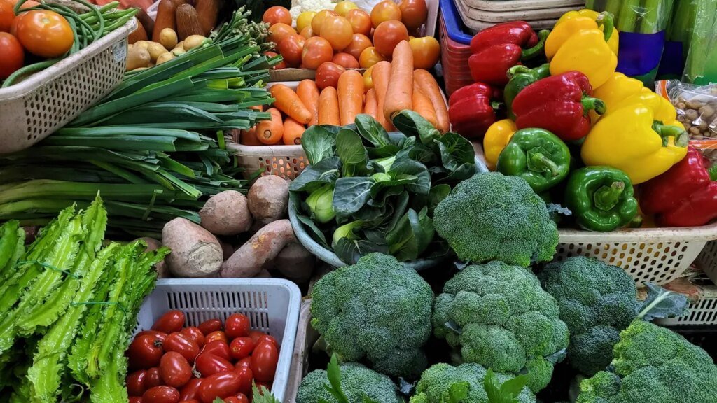Is buying vegetables from a farmers market safer? Experts explain Is buying vegetables from a farmers market safer? Experts explain