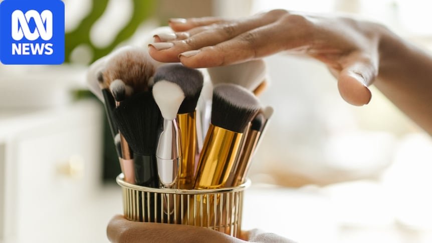 What’s living in your make-up brushes and is it harmful? What’s living in your make-up brushes and is it harmful?