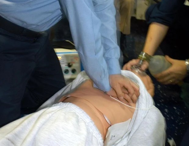 Coronary angiography can be safely delayed after out-of-hospital cardiac arrest without ST elevation Coronary angiography can be safely delayed after out-of-hospital cardiac arrest without ST elevation