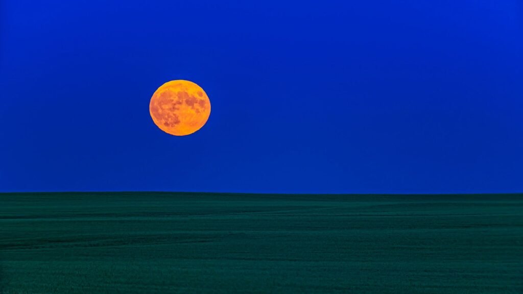Harvest Moon 2026: See the first full moon of autumn rise with bright Saturn tonight