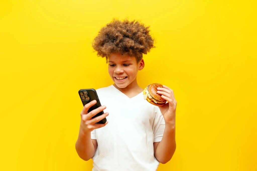 Teens can now order lunch from almost anywhere. Schools are facing a new dilemma Teens can now order lunch from almost anywhere. Schools are facing a new dilemma