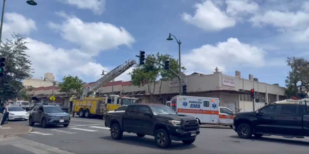 Crews begin clearing spoiled food from kitchen of collapsed Kaimuki restaurant Crews begin clearing spoiled food from kitchen of collapsed Kaimuki restaurant