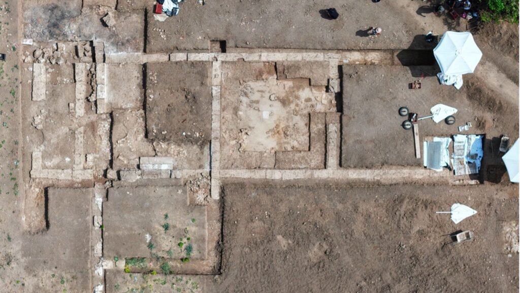 Nearly 2,400-year-old school where Aristotle taught Alexander the Great discovered in Greece Nearly 2,400-year-old school where Aristotle taught Alexander the Great discovered in Greece