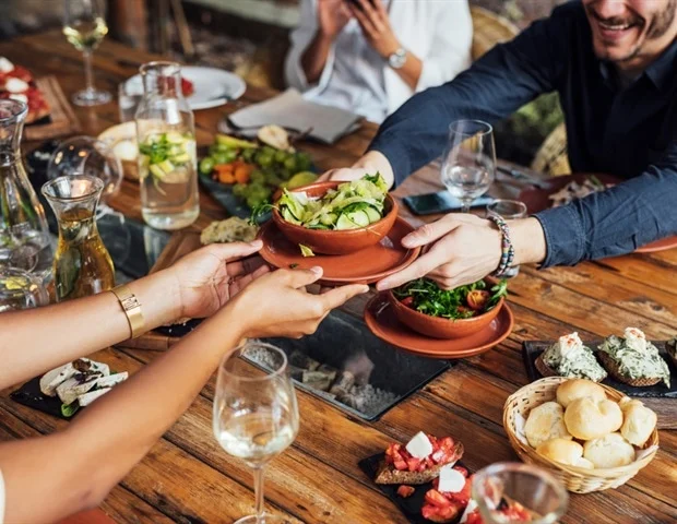 Taste and familiarity shape student attitudes toward climate-friendly meals Taste and familiarity shape student attitudes toward climate-friendly meals